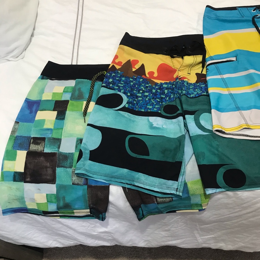 3 for 1 Boardshorts! Quiksilver and rip curl. 32